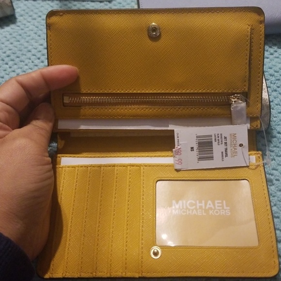 Michael Kors wallet - Picture 7 of 8